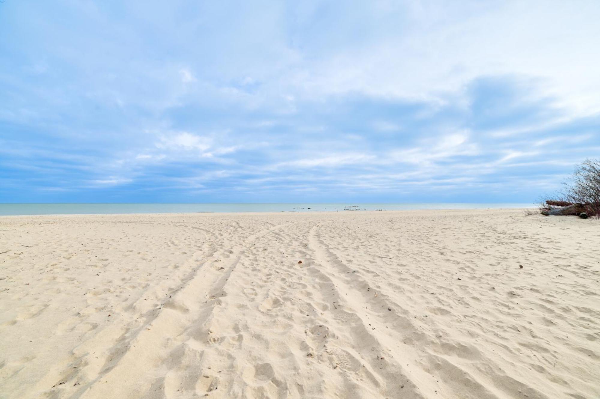 Scenic Evans Hideaway Steps To Lake Huron! Oscoda Exterior photo